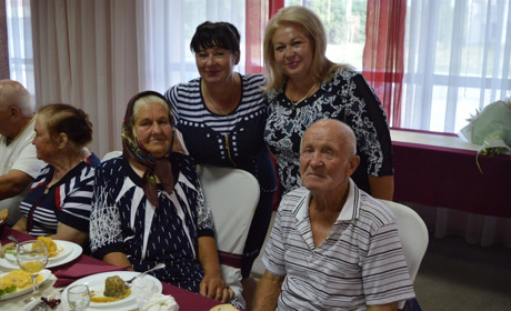 «Корову держатиму до 90!» Переяславка відзначила ювілей: привітати її прийшли всією вулицею