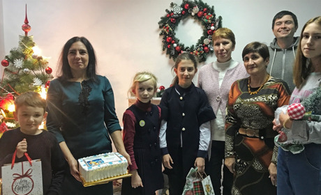 Кондитерські вироби та іграшки ручної роботи за лист Миколаю. Як нагороджували конотопських дітлахів