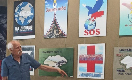 У Славуті відкрилася виставка плакатів хмельницьких художників