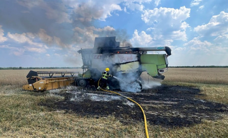 На Дубровиччині під час жнив загорівся комбайн на полі