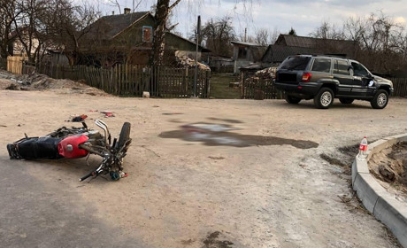 У Воронках дядько на авто збив племінника з другом на мотоциклі