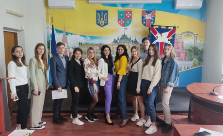 Молодіжна рада запрошує жмеринчан запалити лампадки біля братської могили у День пам’яті 8 травня