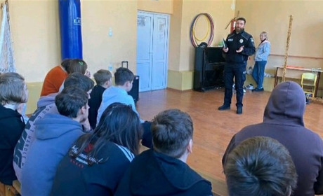 Офіцер Біляївської громади завітав до однієї з шкіл через скандальні відео з вчителями