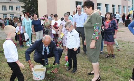На День знань переяславські першачки садили дерева з головою громади