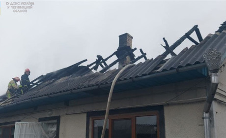 У П’ядиківцях згорів будинок: небайдужих просять допомогти жінці фінансово