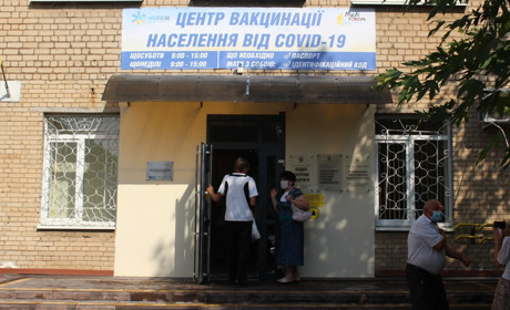 Центр вакцинации принял первых посетителей