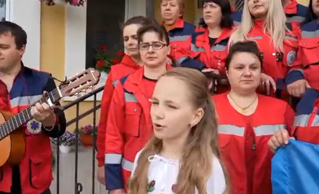 Юна школярка із Кременеччини заспівала у флешмобі з Почаївською підстанцією швидкої допомоги