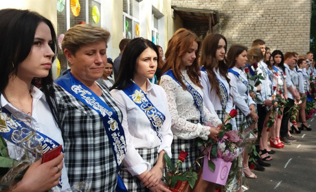 Фоторепортаж: У Сватівській другій школі пролунав останній дзвоник для 32 одинадцятикласників