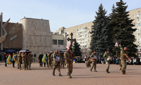 Дві труни, дві долі, одна війна: прощання із захисниками Сергієм Денисенком та Володимиром Польським