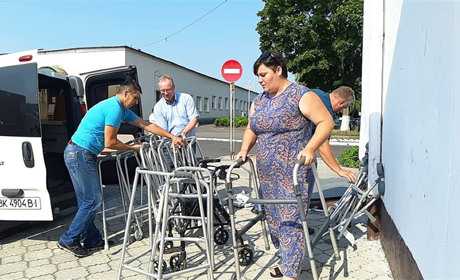 Володимирецький терцент отримав дефіцитні засоби реабілітації для своїх підопічних