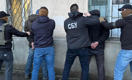 Кримінальник з СІЗО керував групою, яка вимагала вигадані борги у підприємців Одещини. Їх затримали