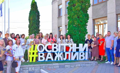 У День вчителя у Жмеринці педагогам дякували за захист держави і незламність: фото