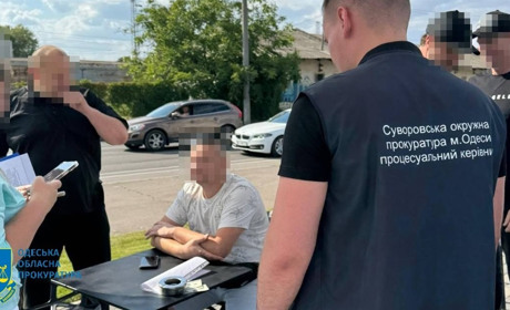 Пропонував скласти водійські іспити за 1750 доларів. В Одесі затримали чоловіка на хабарі