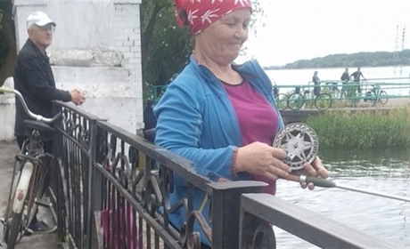 Новокаховчан виручає карась