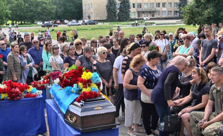 Йому було лише 20. Шосткинська громада попращалась з наймолодшим своїм захисником