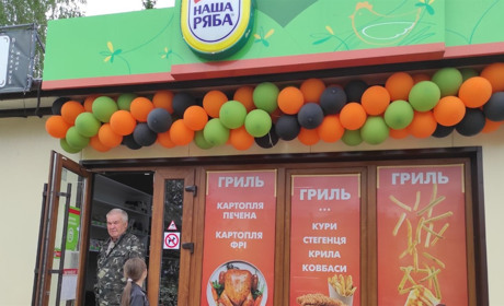 Відтепер ще кури та ковбаски гриль: у «Нашій рябі» оновили асортимент та знають як догодити покупцям