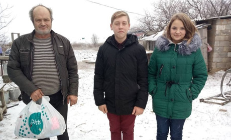 Що дарували учні однієї з шкіл Волноваського району місцевим мешканцям