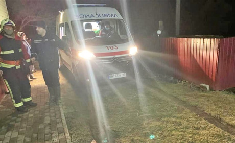 У Володимирці машина швидкої допомоги застрягла у багнюці