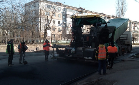 Вулицю Горького асфальтують