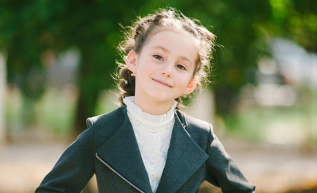 Троє першокласників забрали свої призи, які отримали в конкурсі від Сватове.City