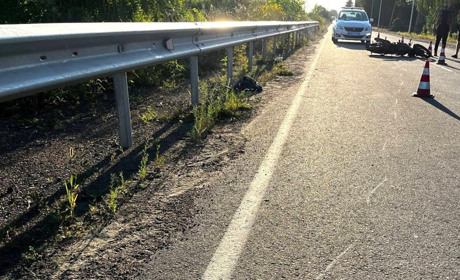 У Клесові мотоцикліст з неповнолітньою пасажиркою в’їхав у відбійник