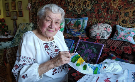 У вісімдесят два роки калинівчанка Людмила Бойко без окулярів вишиває картини і рушники