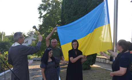 У Білобожниці родичі загиблих воїнів підняли Державний Прапор України на встановленому флагштоці