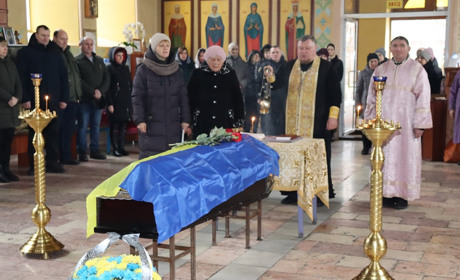 На щиті: у Петропавлівці провели в останній шлях захисника України Руслана Зикова (ВІДЕО)