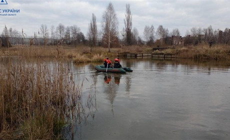 На Звягельщині рятувальники дістали тіло людини з річки