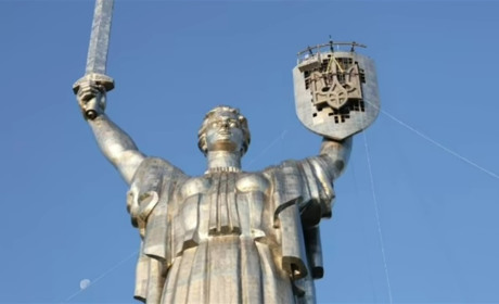 На "Батьківщину-мати" встановили тризуб