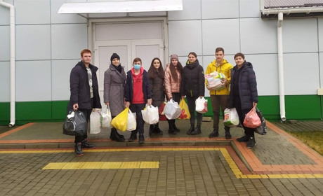 Волонтери та учні Біляївської школи №2 разом з "Родинним колом" зробили подарунки дітям громади