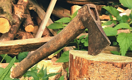 У Містках Сватівського району жінка погрожувала вбити свого сусіда і кидалася на нього з сокирою