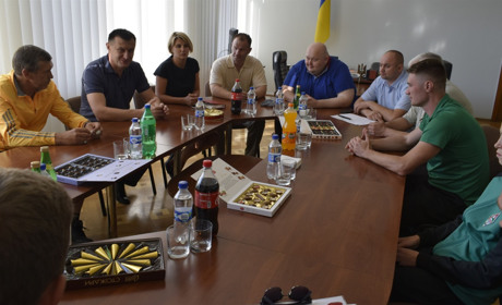У міській раді відбулася зустріч із футболістами: планують розвиток спорту і парку