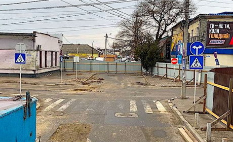 Серьезная авария в центре города: работать придется на глубине 8 метров (видео)