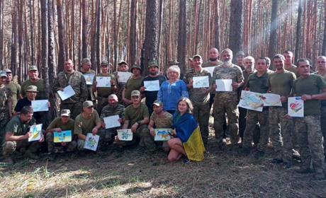 Подякувати Захисникам від усієї Студениківської громади до них на передову поїхала Зоя Тимченко