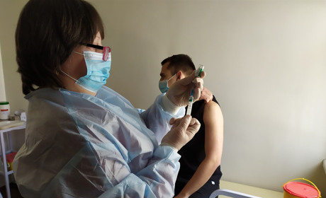 У Мені розпочали щеплення від COVID-19. Кого вакцинували першими