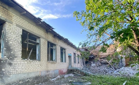 На Херсонщині російські терористи атакували житлові будинки та навчальний заклад