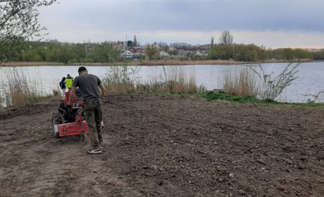 Уманчани розчистили берег Осташівки і роблять там місце відпочинку