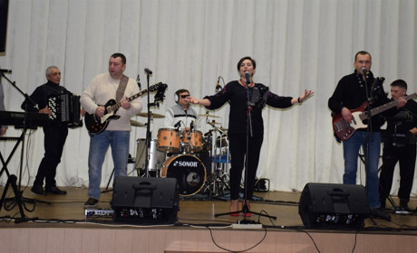 Гурт "KegichBand" з Кегичівщини, артисти якого ВПО, благодійними виступами збирає кошти на ЗСУ