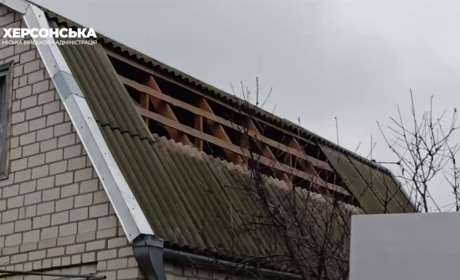На Херсонщині армія рф атакувала житлові квартали: пошкоджені будинки, гараж, автівки