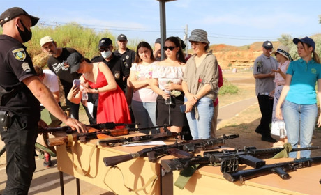 Як журналістів учили стріляти