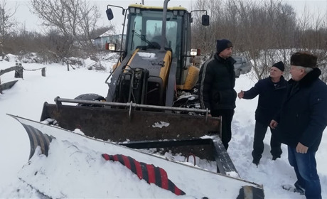 Снігова негода на Білопільщині – техніка в роботі, діти під колесами