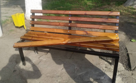 У Біляївці невідомі зіпсували нові лавочки у парку і поваляли фігурки на екостежці на річці