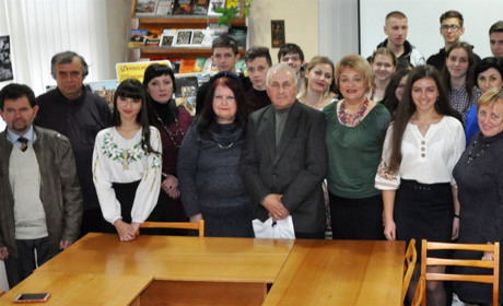 Як слово- та фотописці Майдану й АТО в книгозбірні Чорткова на люд сповідалися