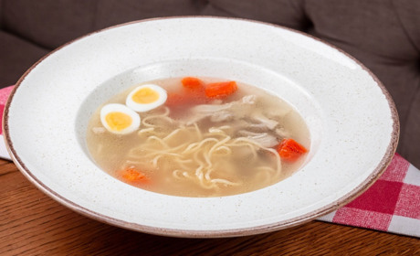 Рецепт дня: курячий бульйон з яйцем