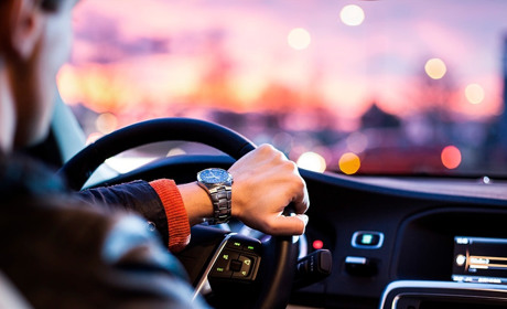 З якого віку надається право керувати транспортним засобом