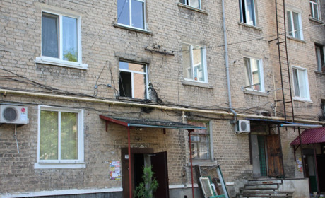 У будинках Родинського в під’їздах замінюють вікна 