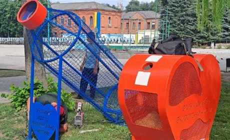 Пляшки - велетні для пластикових пляшок встановили в Краснограді біля сердечок з кришечками