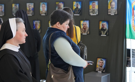 G-museum презентує нові експозиції. Перші відвідувачки — монахині з Інституту Богословських Наук