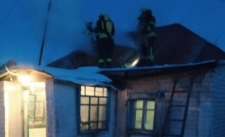 У Стельмахівці Сватівського району загорівся будинок: що сталося